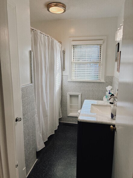 Building Photo - 6946 Hickory View Ln