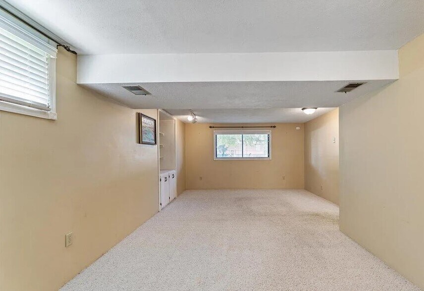 Building Photo - 9374 Maplewood Blvd
