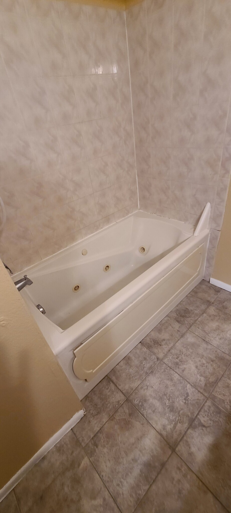 Bath room - 1140 E Curry Rd