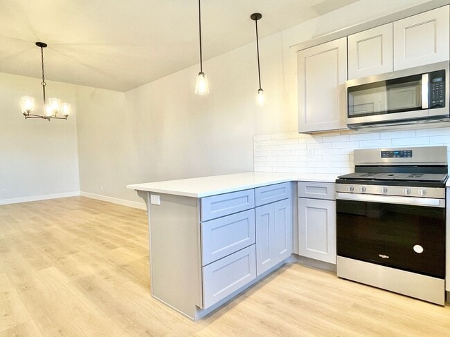Building Photo - Beautiful Poolside Townhome at Mountain Ridge!