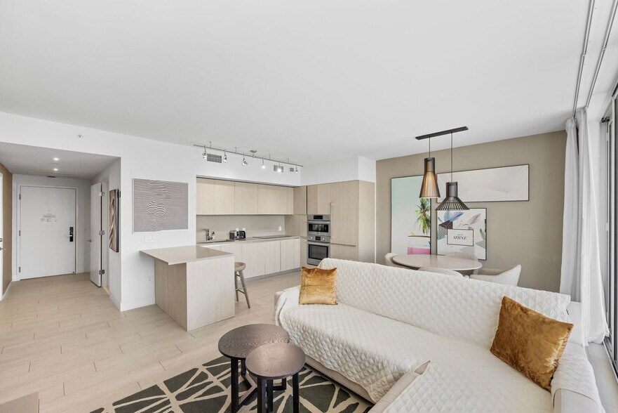 Building Photo - 4010 S Ocean Dr