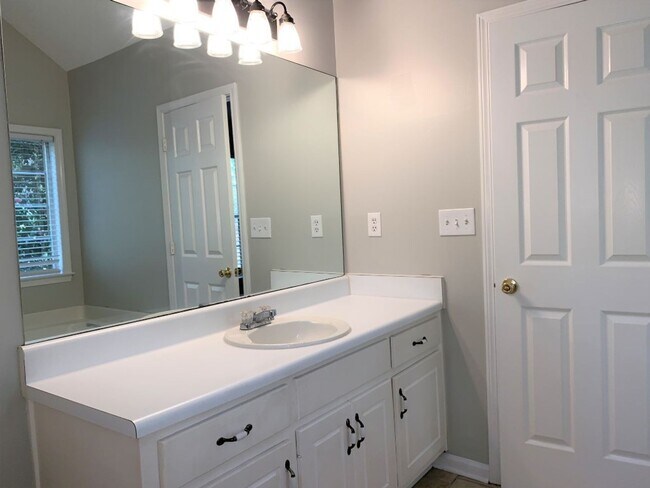 Building Photo - Wow! Northgate district! 3 bed, 2 bath, ranch style home, hardwood flooring, must see!