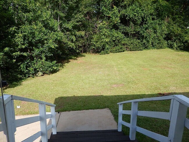 Building Photo - QUAINT Quincy 3/1 w/ Wood Floors, Sunroom, W/D, Large Yard, & New AC! $1100/month Avail May 6th!