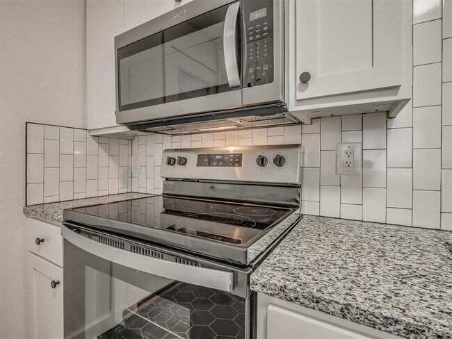 Building Photo - 131 W Acres St