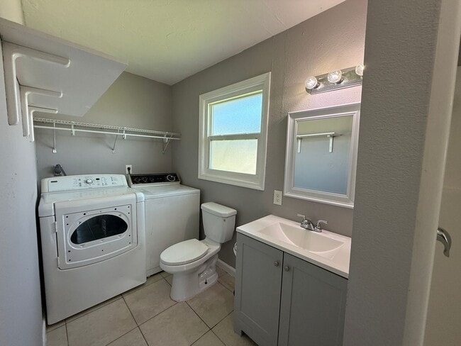 Building Photo - 3 Bedroom 2 Bath Single Family Home