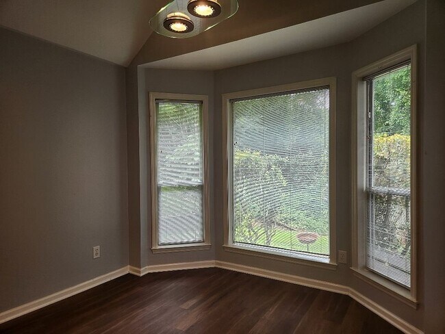 Building Photo - 214 Lees Cove