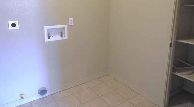 Building Photo - Beautiful Solar-Powered 3-Bedroom Home in the Heart of Kingman