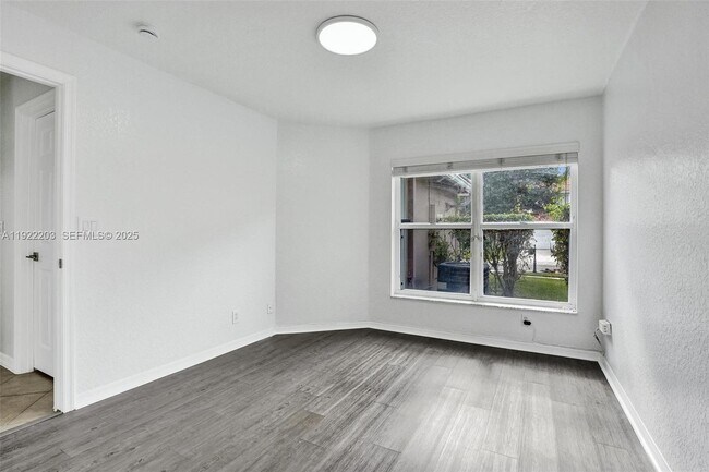 Building Photo - 6305 Willoughby Cir