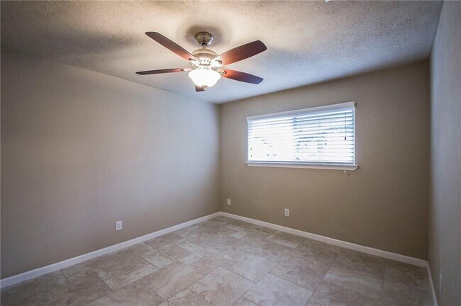 Building Photo - 410 W Dittmar Rd