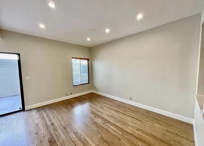 Building Photo - 959 La Mesa Terrace