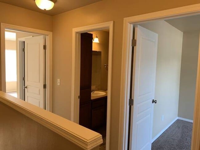 Building Photo - BEAUTIFUL 2 BEDROOM TOWNHOME IN SOUTH SALEM HILLS!