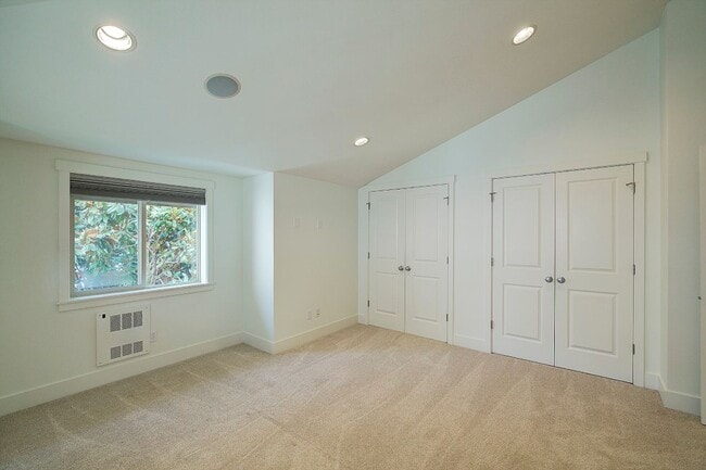 Building Photo - 2Bd/1.5Ba Seattle Townhouse