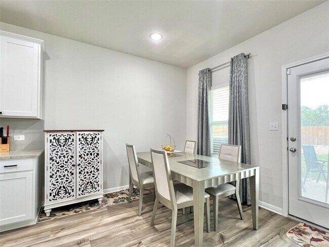 Building Photo - 1600 Longhorn Ranch Dr