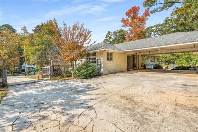 Building Photo - 465 Eastland Dr