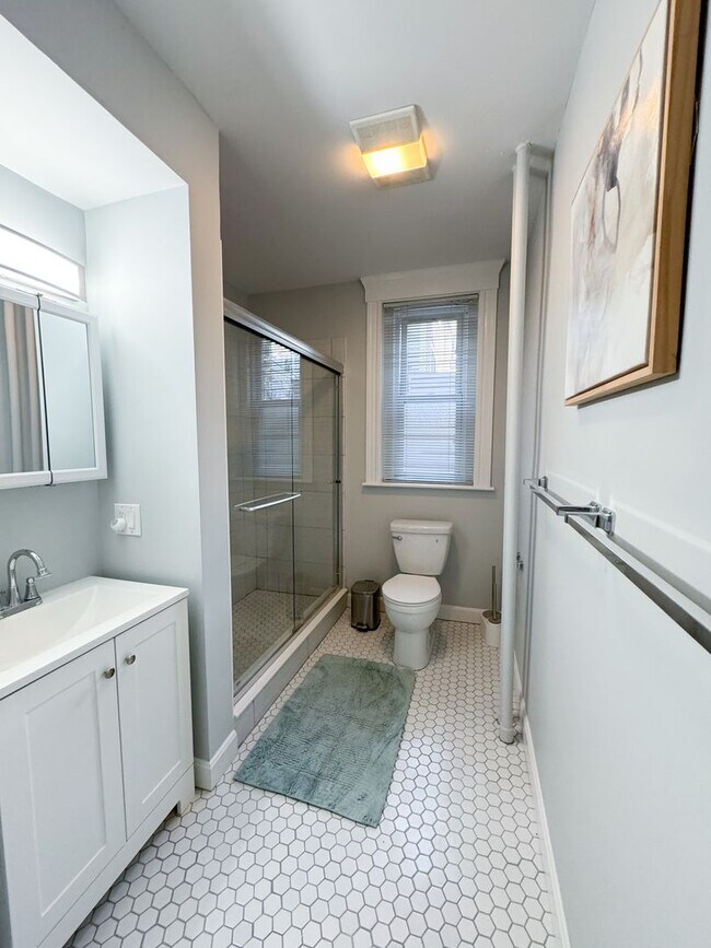 Building Photo - Amazing 3 bed 2 baths in Brookline.... MAY MOVE IN