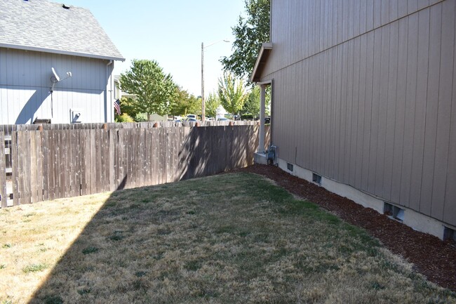 Building Photo - Large 4 bedroom two story home located on a dead end st.