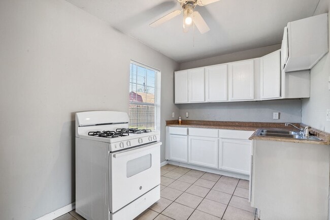 Building Photo - Great 3 Bedroom Single Family in Angleton