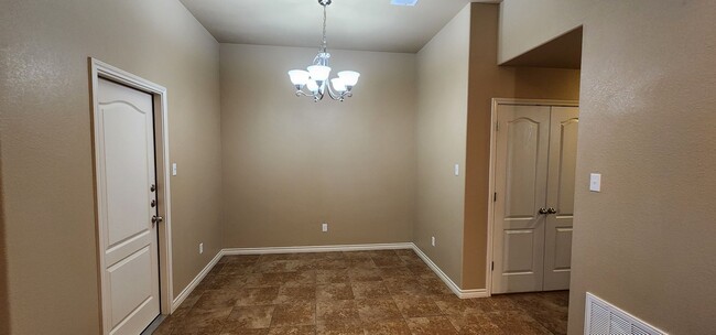 Building Photo - 2 bedroom 2 bath close to Clear Creek 8/12 move in date