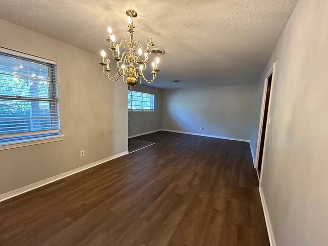 Building Photo - Beautiful 4 Bedroom Southern Hills Home