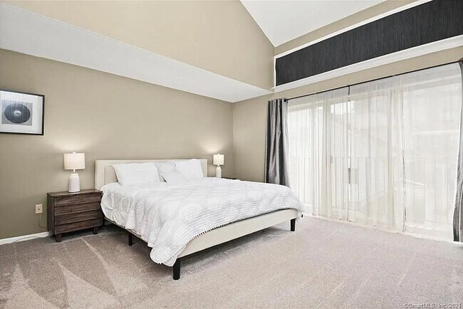 Building Photo - 102 Forest St