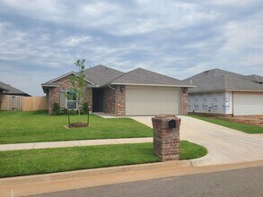Building Photo - 3 bed 2 bath in Yukon! Stunning finishes, ...