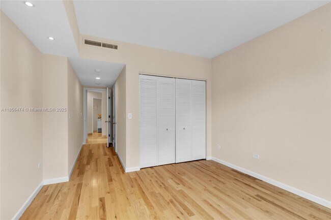 Building Photo - 801 Brickell Key Blvd