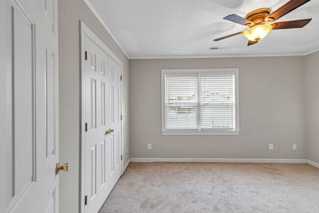 Building Photo - 300 Streamwood Dr