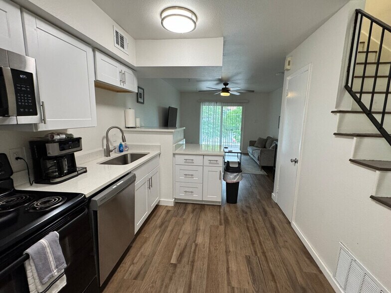 Building Photo - 798 S Cedar St