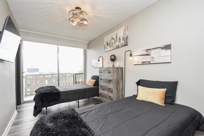 Building Photo - 2016 Main St