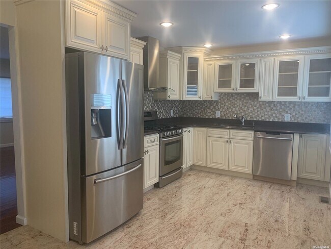 Building Photo - 2 Linden St