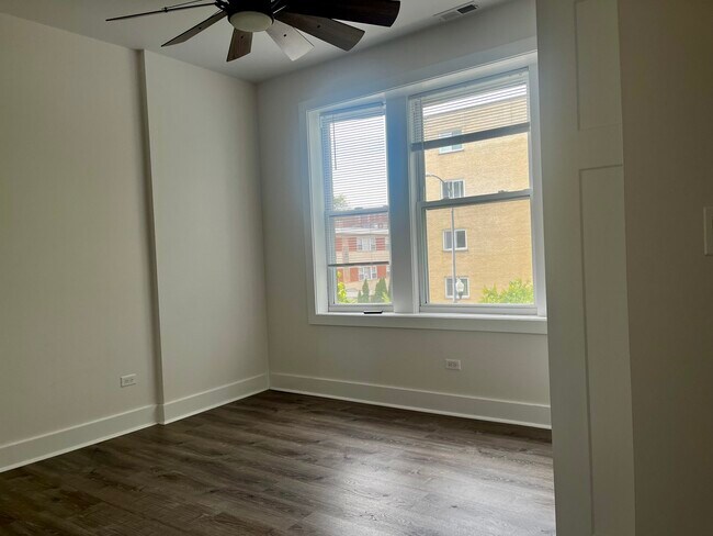 Building Photo - 5321 N Damen Ave