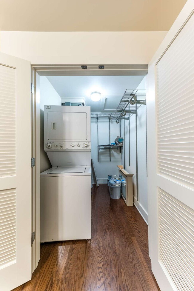 Building Photo - **LEASED**   Renovated Condo on Fatherland, Minutes to 5 Points!