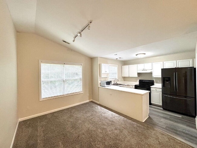 Building Photo - Beautiful 2 Bedroom Condo in Cary!