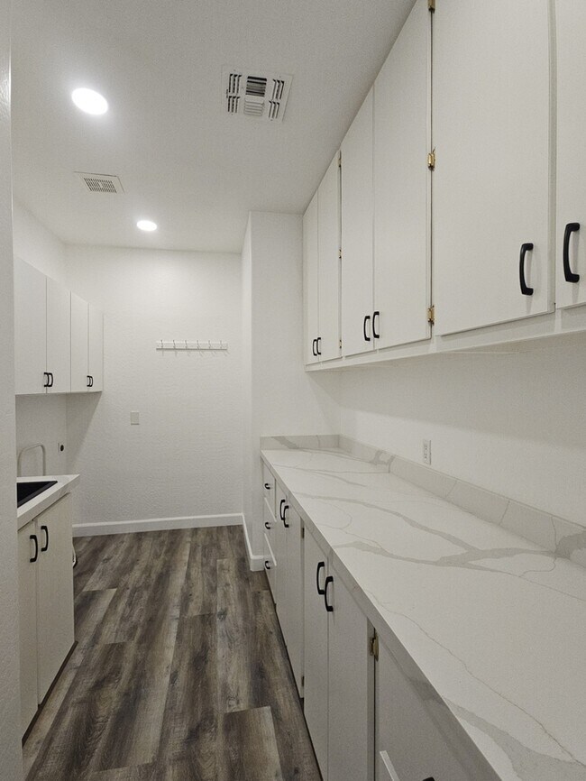 Building Photo - 1701 E Kramer St