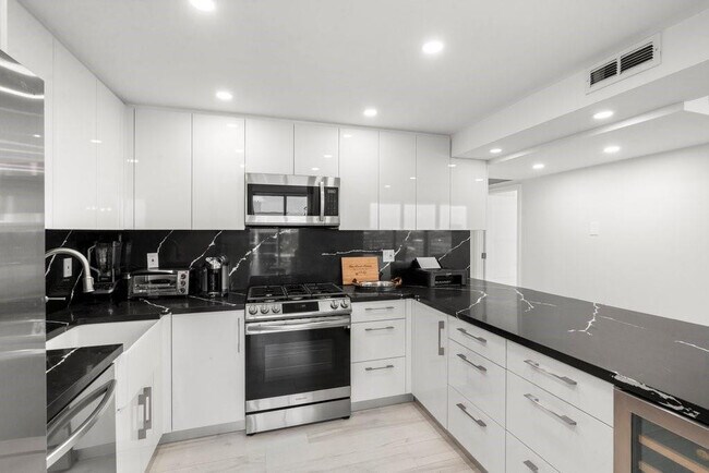 Building Photo - 2030 S Ocean Dr