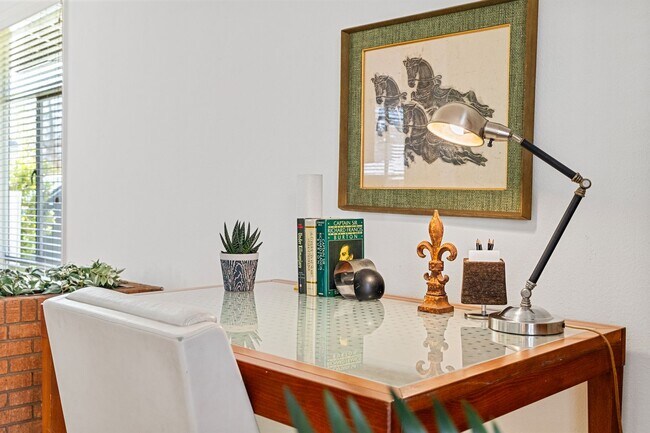 Building Photo - Centrally Located - Minutes from Dell Children's Hospital