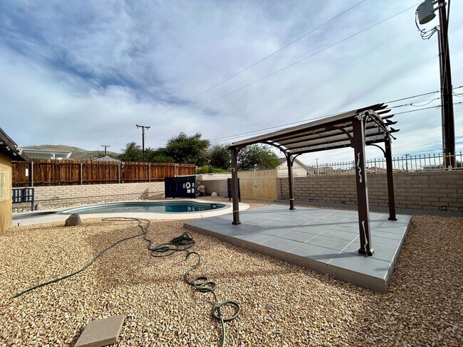 Building Photo - AVAILABLE NOW!!! !! UNFURNISHED 3 Bedroom 2 Bath Pool Home in Desert Hot Springs!