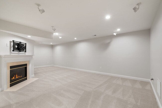 Building Photo - Stunning 4 level detached home close to the Mosaic District in Fairfax!