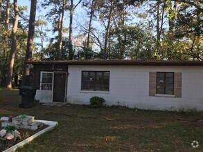 Building Photo - 2 Bedroom 1 Bath House! Huge fenced in yar...