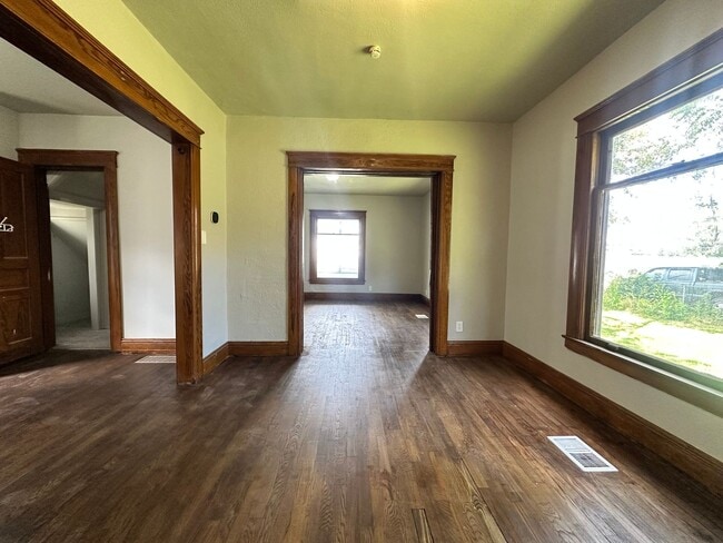 Building Photo - Four Bedroom House Available in Battle Creek!
