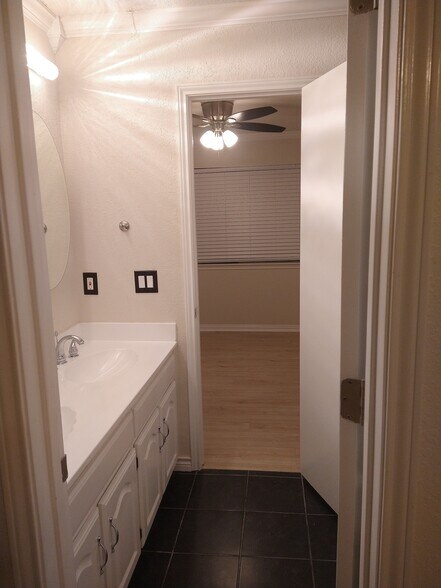 Building Photo - 2100 Arlena Dr