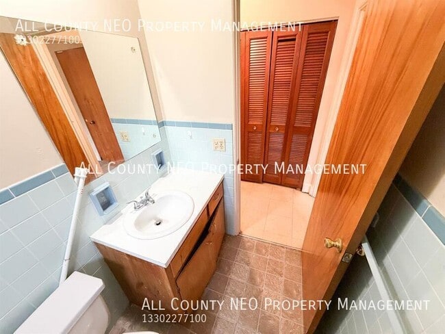 Building Photo - 429 Sullivan Ave