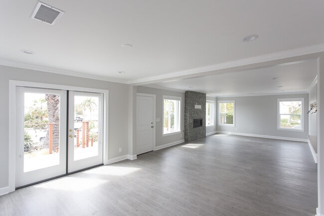 Building Photo - Newly Remodeled 3 Bedroom House by La Joll...