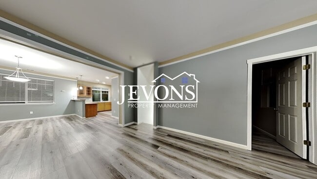 Building Photo - Experience this beautiful SeaTac single-family home with an equipped kitchen, high ceilings, near...