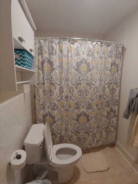 Shower/Tub - 1855 Edinburgh Ave