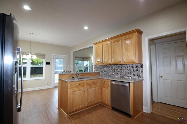 Building Photo - 221 Hummingbird Ln