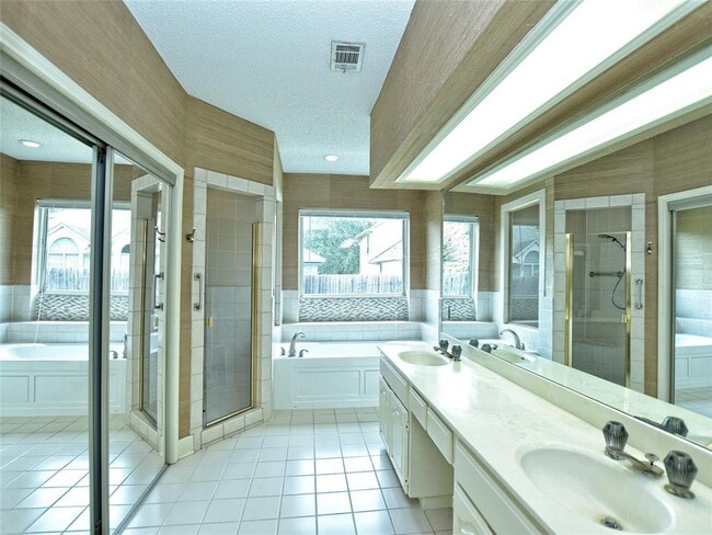 Building Photo - 10215 River Plantation Dr