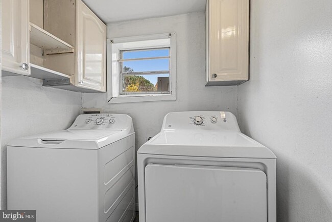 Building Photo - 1915 Rettman Ln