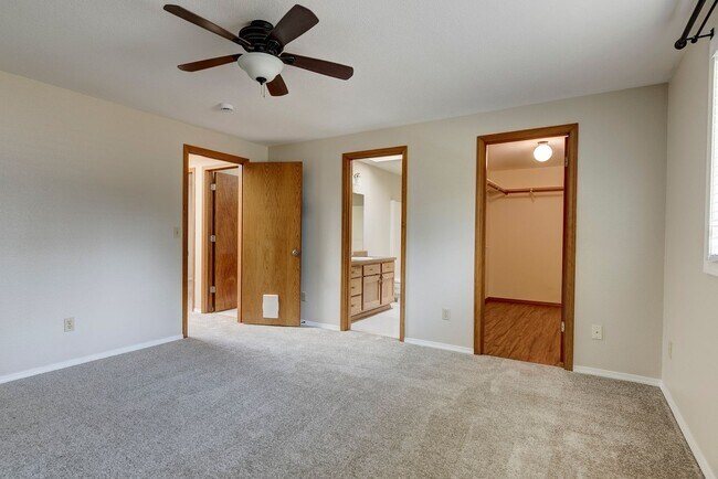 Building Photo - 3 Bed 2 Bath Home Near Town