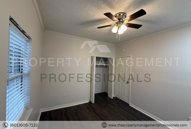 Building Photo - Renovated beauty near the country club and golf course!